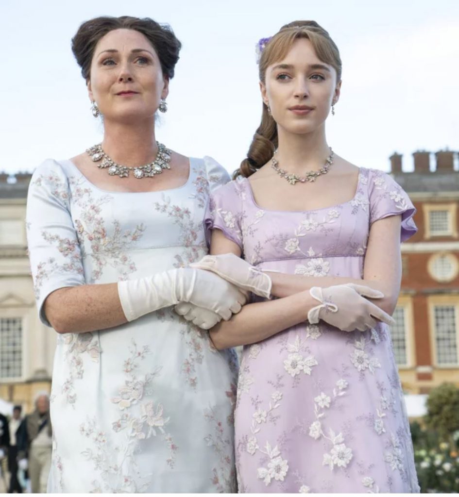 Lady Violet en Daphne Bridgerton in vergelijkbare jurken