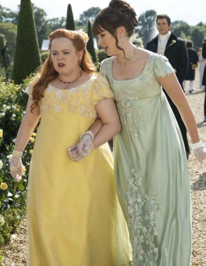 Penelope in gele jurk en Eloise in groene jurk