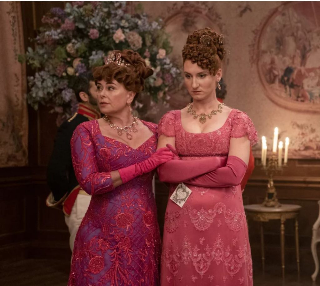 Portia en Prudence Featherington in roze gekleed
